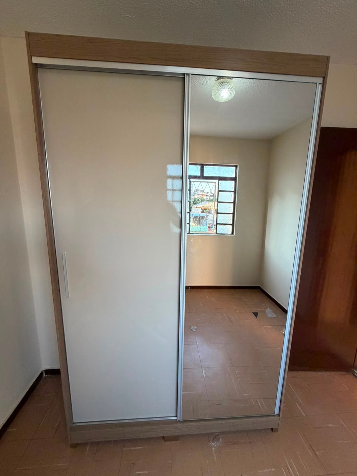 Armário com porta de correr e espelho montado
